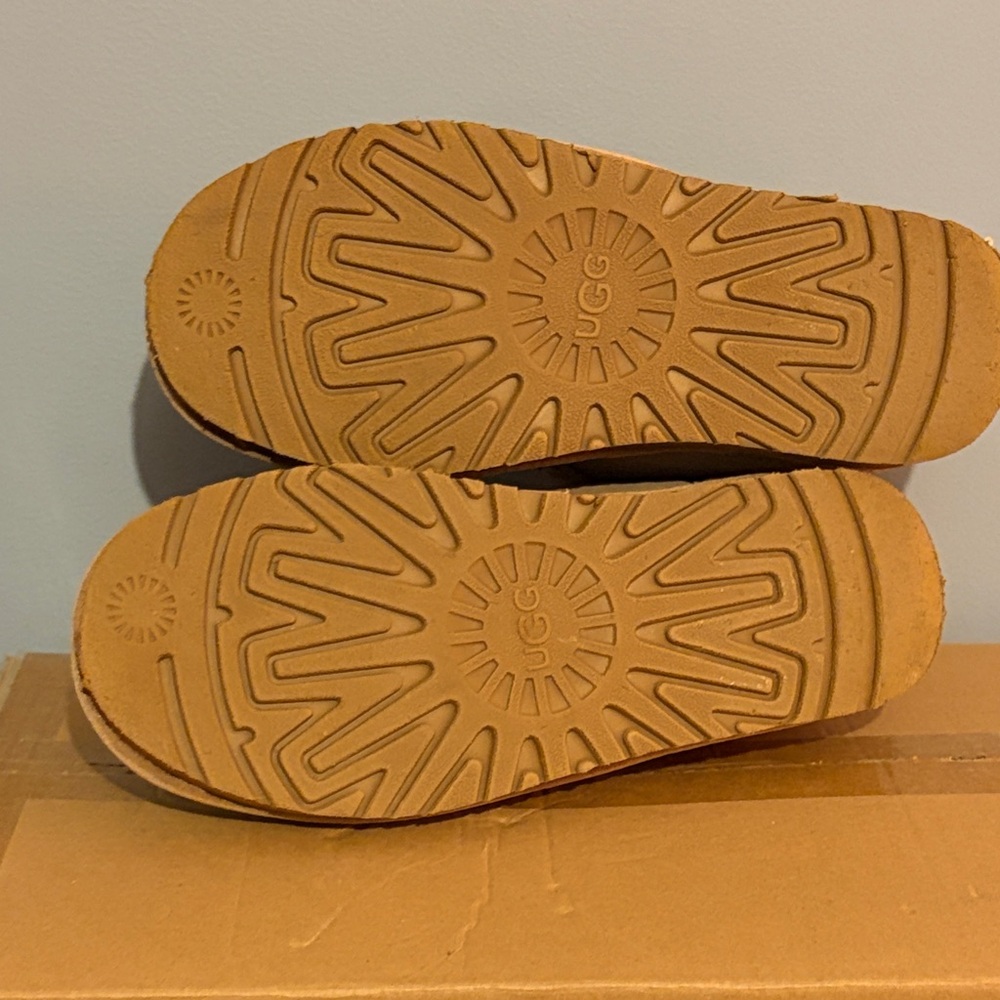 UGG Men's/Women’s Cream Chukka Boots - Picture 5 of 11